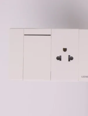 TOMA CORRIENTE 3 PIN + APAGADOR BLANCO LUJO